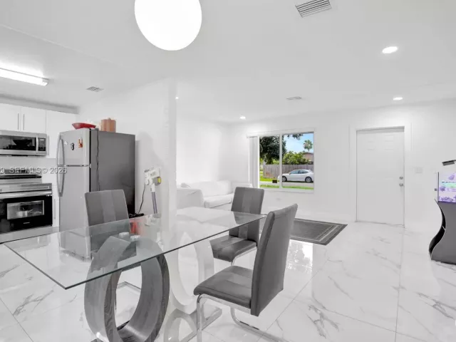 3-bedroom home for sale in Pembroke Pines - 311 SW 68th Ter - MondialRealty