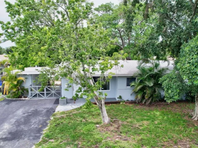 3-bedroom home for sale in Pembroke Pines - 311 SW 68th Ter - MondialRealty