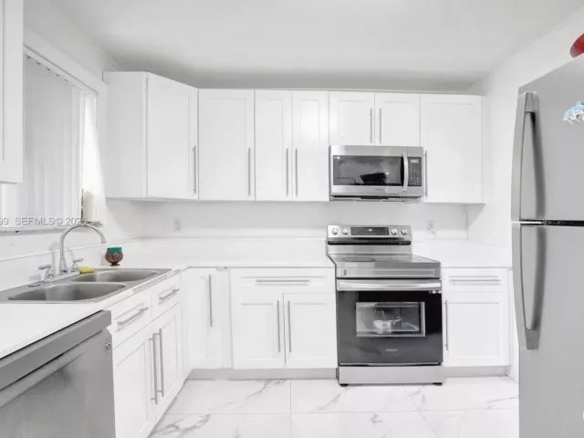 3-bedroom home for sale in Pembroke Pines - 311 SW 68th Ter - MondialRealty