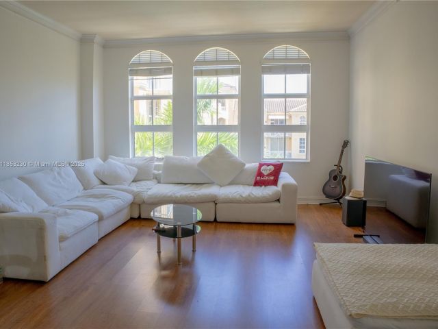 1-bedroom condo for sale in Aventura - 3001 NE 185th St 638 - MondialRealty