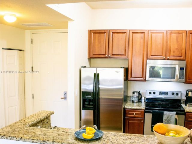 1-bedroom condo for sale in Aventura - 3001 NE 185th St 638 - MondialRealty