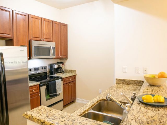 1-bedroom condo for sale in Aventura - 3001 NE 185th St 638 - MondialRealty