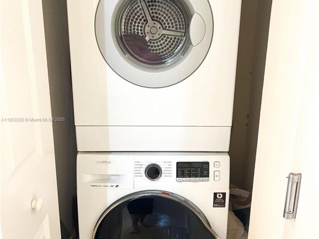 1-bedroom condo for sale in Aventura - 3001 NE 185th St 638 - MondialRealty