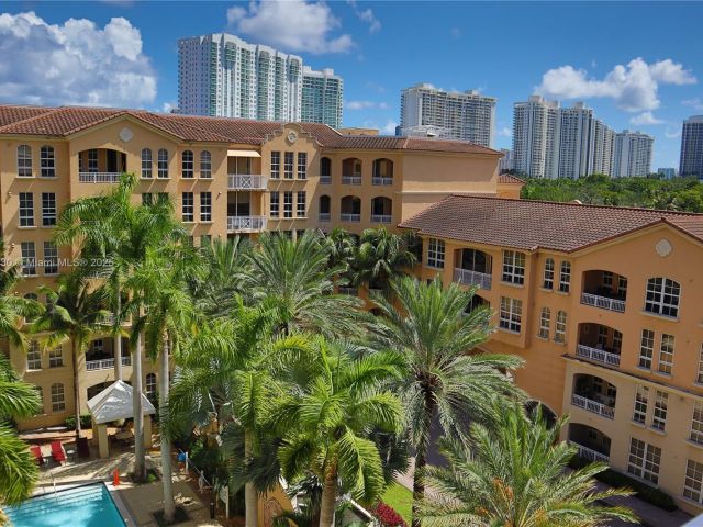 1-bedroom condo for sale in Aventura - 3001 NE 185th St 638 - MondialRealty