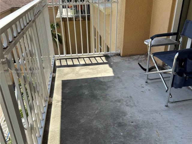 1-bedroom condo for sale in Aventura - 3001 NE 185th St 638 - MondialRealty