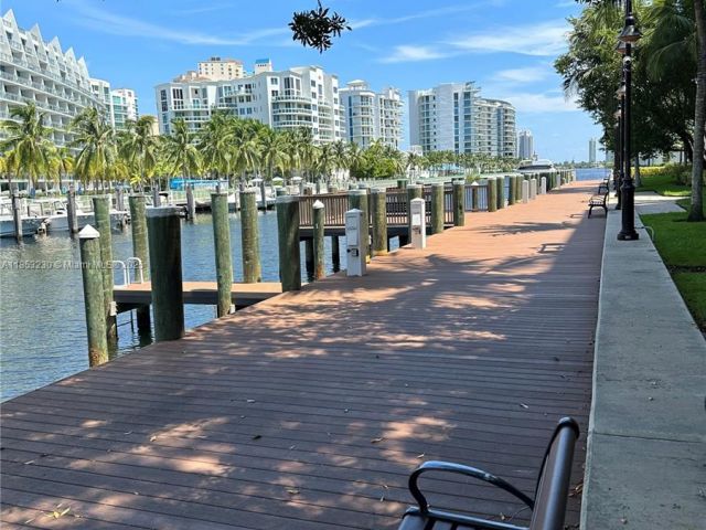 1-bedroom condo for sale in Aventura - 3001 NE 185th St 638 - MondialRealty