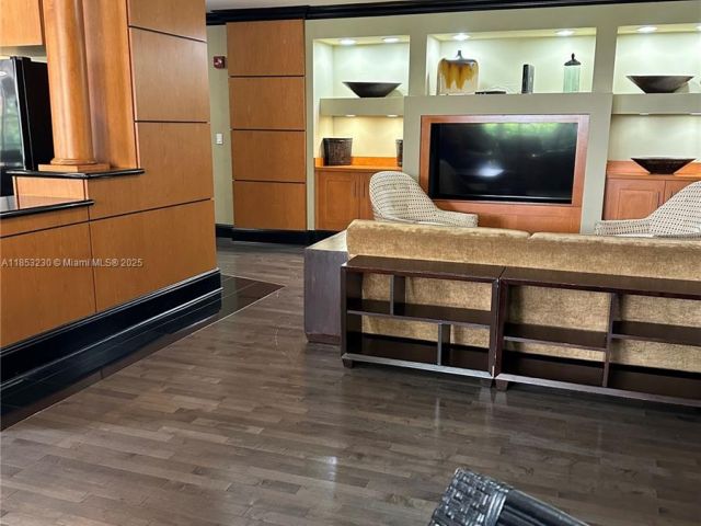 1-bedroom condo for sale in Aventura - 3001 NE 185th St 638 - MondialRealty