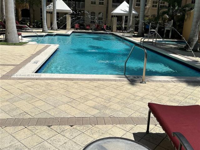 1-bedroom condo for sale in Aventura - 3001 NE 185th St 638 - MondialRealty