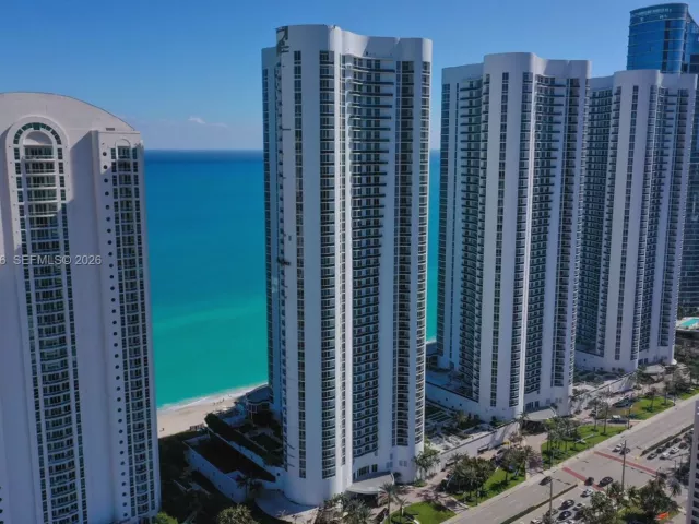 3-bedroom condo for rent in Sunny Isles Beach - 16001 COLLINS AVE 4107 - MondialRealty
