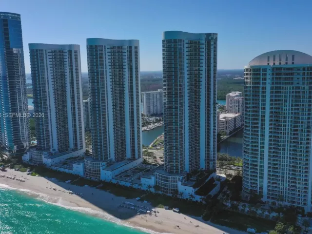 3-bedroom condo for rent in Sunny Isles Beach - 16001 COLLINS AVE 4107 - MondialRealty