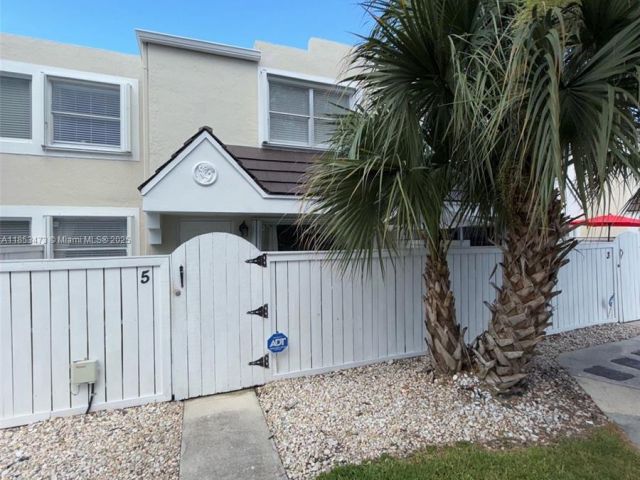 2-bedroom home for rent in Miami - 4530 SW 68th Ct Cir 35-6 - MondialRealty