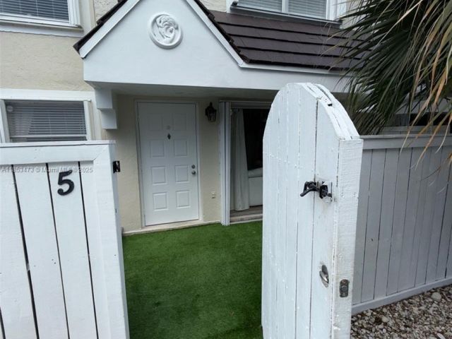 2-bedroom home for rent in Miami - 4530 SW 68th Ct Cir 35-6 - MondialRealty