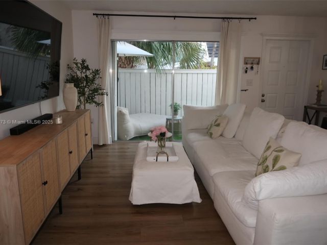 2-bedroom home for rent in Miami - 4530 SW 68th Ct Cir 35-6 - MondialRealty