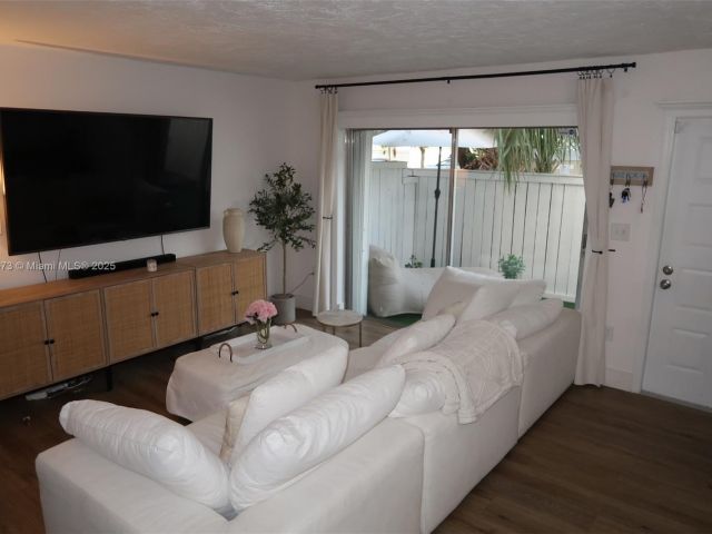 2-bedroom home for rent in Miami - 4530 SW 68th Ct Cir 35-6 - MondialRealty