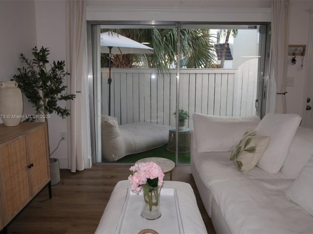 2-bedroom home for rent in Miami - 4530 SW 68th Ct Cir 35-6 - MondialRealty