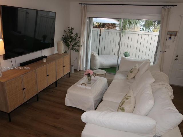 2-bedroom home for rent in Miami - 4530 SW 68th Ct Cir 35-6 - MondialRealty