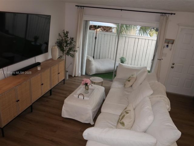 2-bedroom home for rent in Miami - 4530 SW 68th Ct Cir 35-6 - MondialRealty