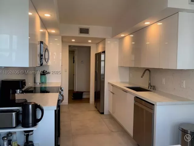 2-bedroom condo for sale in Hollywood - 2751 S Ocean Dr 1406-S - MondialRealty