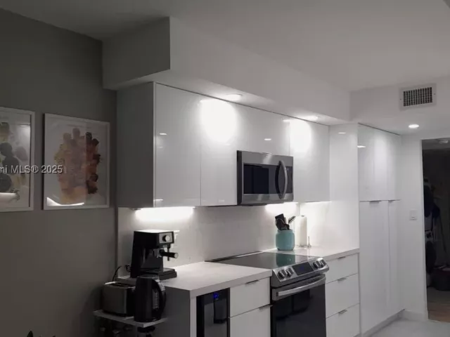 2-bedroom condo for sale in Hollywood - 2751 S Ocean Dr 1406-S - MondialRealty