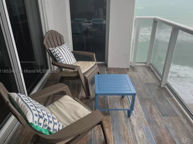 2-bedroom condo for sale in Hollywood - 2751 S Ocean Dr 1406-S - MondialRealty