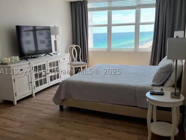 2-bedroom condo for sale in Hollywood - 2751 S Ocean Dr 1406-S - MondialRealty