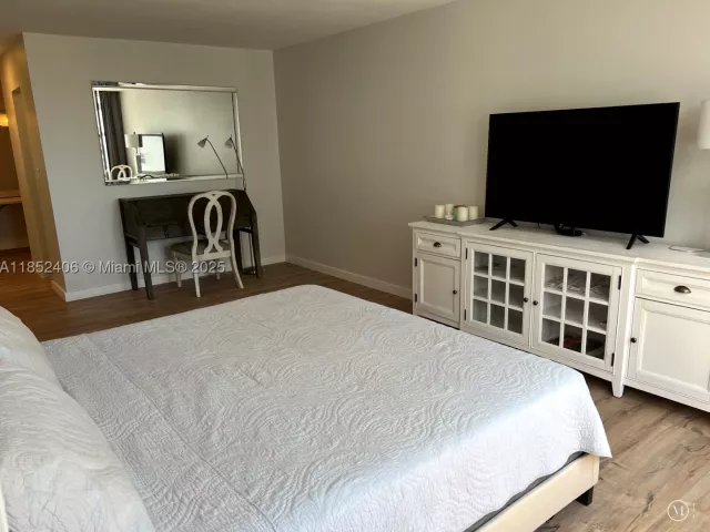 2-bedroom condo for sale in Hollywood - 2751 S Ocean Dr 1406-S - MondialRealty