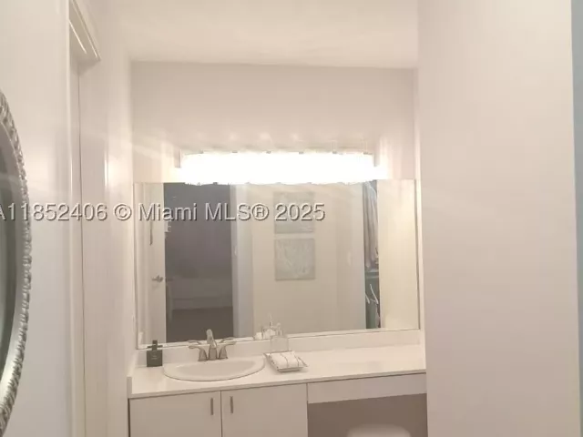 2-bedroom condo for sale in Hollywood - 2751 S Ocean Dr 1406-S - MondialRealty