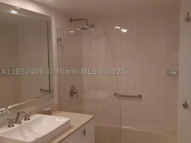 2-bedroom condo for sale in Hollywood - 2751 S Ocean Dr 1406-S - MondialRealty