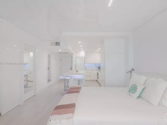 condo for sale in Miami Beach - 2301 Collins Ave 811 - MondialRealty