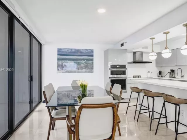 3-bedroom condo for sale in Miami Beach - 5757 Collins Ave 1605 - MondialRealty