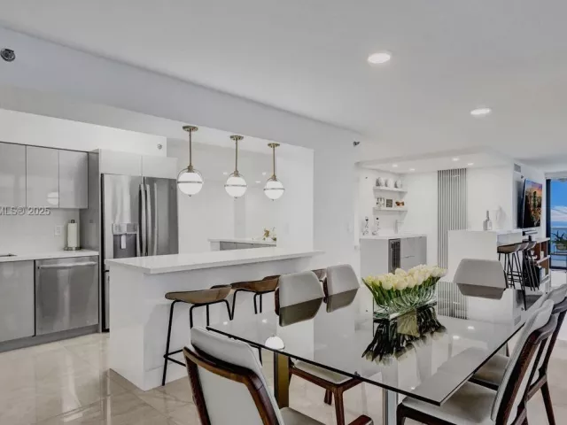 3-bedroom condo for sale in Miami Beach - 5757 Collins Ave 1605 - MondialRealty