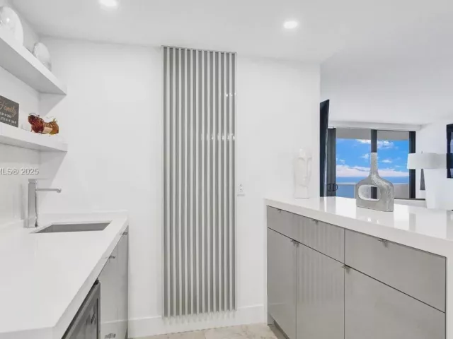 3-bedroom condo for sale in Miami Beach - 5757 Collins Ave 1605 - MondialRealty