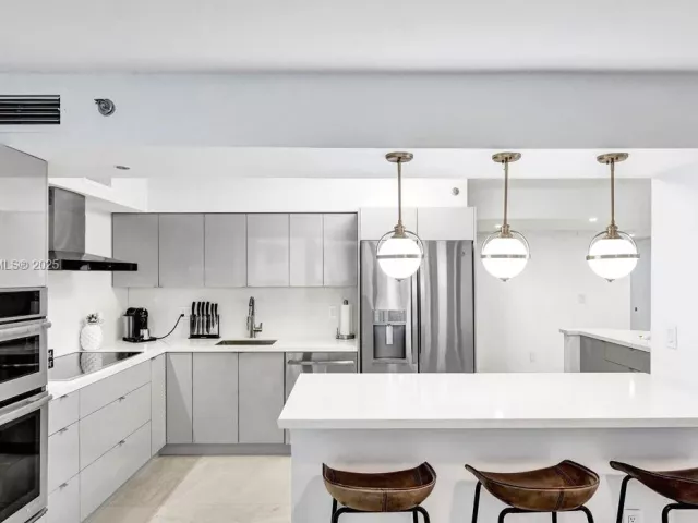 3-bedroom condo for sale in Miami Beach - 5757 Collins Ave 1605 - MondialRealty