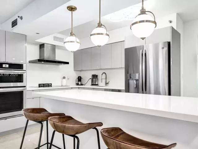 3-bedroom condo for sale in Miami Beach - 5757 Collins Ave 1605 - MondialRealty