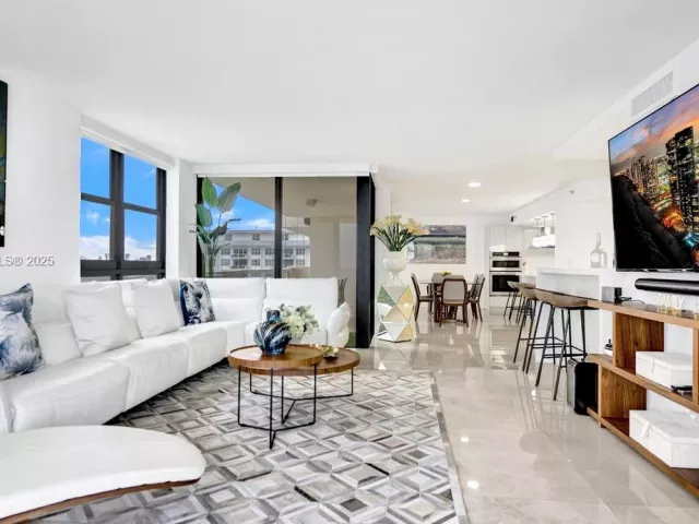 3-bedroom condo for sale in Miami Beach - 5757 Collins Ave 1605 - MondialRealty