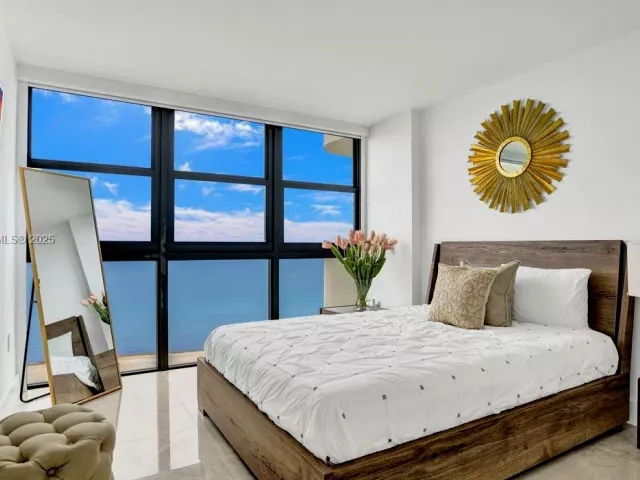 3-bedroom condo for sale in Miami Beach - 5757 Collins Ave 1605 - MondialRealty