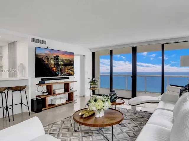 3-bedroom condo for sale in Miami Beach - 5757 Collins Ave 1605 - MondialRealty