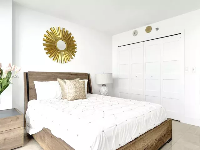 3-bedroom condo for sale in Miami Beach - 5757 Collins Ave 1605 - MondialRealty