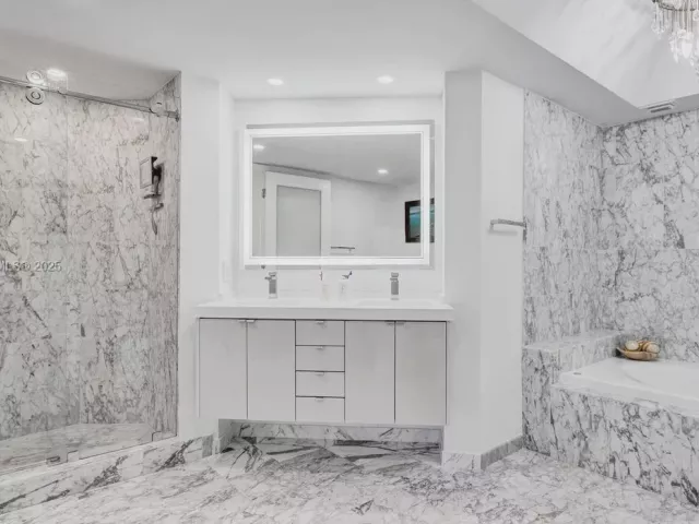 3-bedroom condo for sale in Miami Beach - 5757 Collins Ave 1605 - MondialRealty