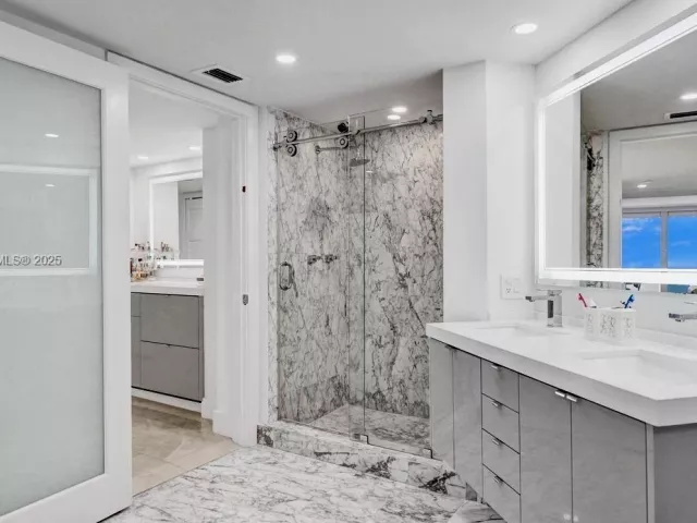 3-bedroom condo for sale in Miami Beach - 5757 Collins Ave 1605 - MondialRealty