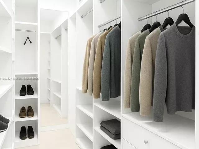 3-bedroom condo for sale in Miami Beach - 5757 Collins Ave 1605 - MondialRealty