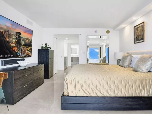 3-bedroom condo for sale in Miami Beach - 5757 Collins Ave 1605 - MondialRealty