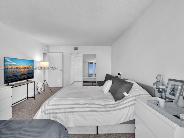 2-bedroom condo for sale in Sunny Isles Beach - 100 Bayview Dr 1025 - MondialRealty