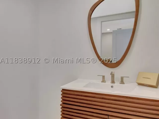 2-bedroom condo for sale in Aventura - 3370 Hidden Bay Dr 812 - MondialRealty