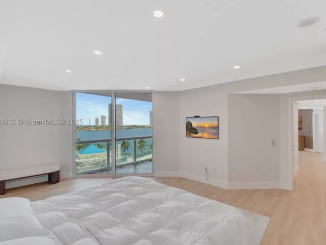 2-bedroom condo for sale in Aventura - 3370 Hidden Bay Dr 812 - MondialRealty