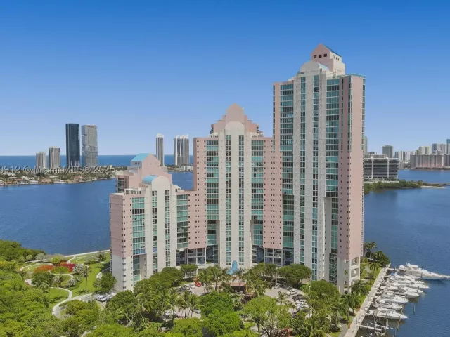 2-bedroom condo for sale in Aventura - 3370 Hidden Bay Dr 812 - MondialRealty