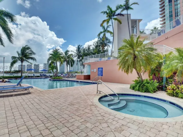 2-bedroom condo for sale in Aventura - 3370 Hidden Bay Dr 812 - MondialRealty