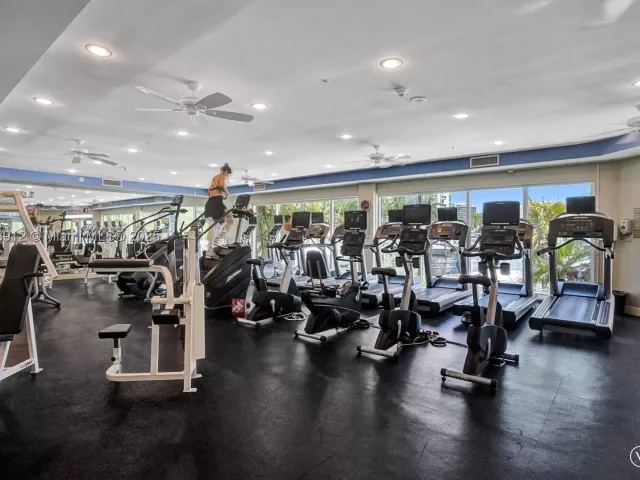2-bedroom condo for sale in Aventura - 3370 Hidden Bay Dr 812 - MondialRealty