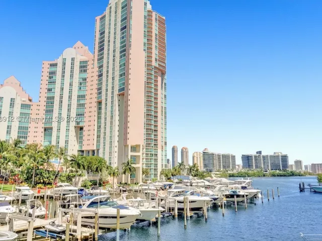 2-bedroom condo for sale in Aventura - 3370 Hidden Bay Dr 812 - MondialRealty