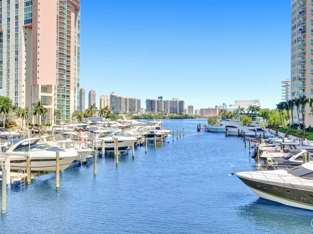 2-bedroom condo for sale in Aventura - 3370 Hidden Bay Dr 812 - MondialRealty